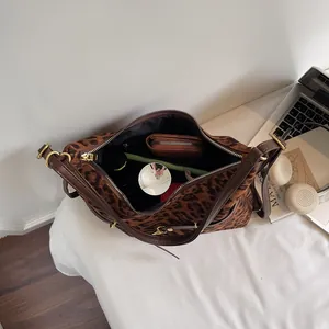 Grand sac cabas en daim imprimé léopard avec finitions en cuir marron pour le bureau