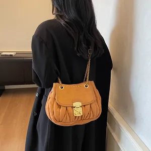 Sacoche jaune moutarde rétro avec texture plissée et bandoulière chaîne dorée