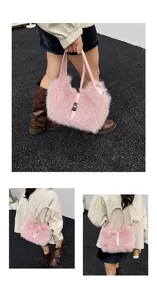 Detailansichten der rosa Plüsch-Beuteltasche mit Ledergriffen und silbernem Drehverschluss