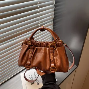 Sac d'Aisselle Plissé pour Femmes en Cuir PU Brillant Vintage Sac à Épaule Main Avec Anneaux Métalliques Décontracté