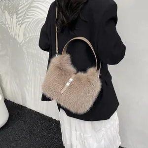Plüsch-Bucket-Bag in Khaki mit Ledergriff und verstellbarem Schultergurt aus Kunstfell