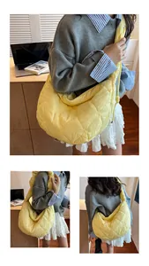Detalle del bolso bandolera acolchado amarillo brillante con bordado de corazones
