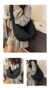 Detalle del bolso de hombro en nylon negro acolchado con diseño de corazón desde ángulos