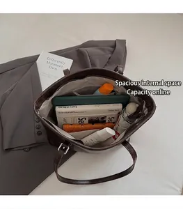 Λεπτομερής εσωτερική όψη vintage τσάντας που δείχνει ευρύχωρες θήκες και χώρο αποθήκευσης