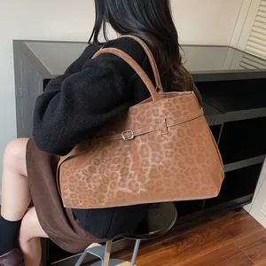 Braune Shopper-Tasche mit Leopardenmuster aus Wildleder und schmalen Tragegriffen