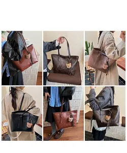 Λεπτομερείς όψεις της vintage τσάντας tote από δέρμα PU με κρεμαστό αρκουδάκι και φούντα