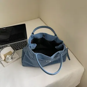 Blaue Tragetasche aus Wildlederimitat mit Magnetverschluss für Büro und Alltag