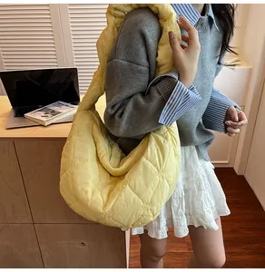 Detalle del bolso hobo acolchado amarillo claro con corazones en entorno cotidiano