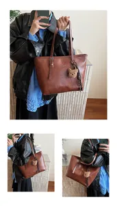 Dettaglio della grande borsa tote marrone vintage con orsetto e logo in argento