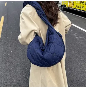 Bolso bandolera acolchado azul marino de nailon con bordado de corazón y correa ajustable