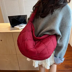 Bolso de hombro rojo de nailon acolchado con corazones y gran capacidad