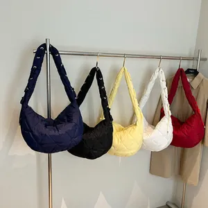Bolsos bandolera acolchados con corazones en cinco colores y ojales metálicos en la correa