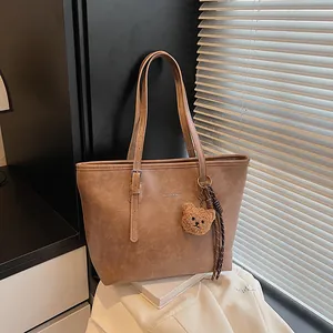 Borsa Tote Donna Vintage Grande Capacità Pelle PU Borsa a Tracolla Con Pendente Orsetto Peluche Retro Borsa Sottoascellare Moda Quotidiana Pendolare