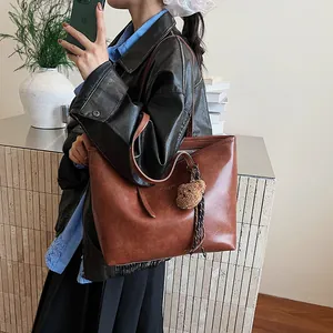 Grande borsa tote retrò in pelle marrone con ciondolo a forma di orsetto peluche