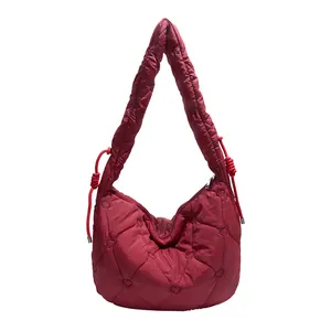 Bolso bandolera de nailon granate acolchado con diseño de corazones y cordón lateral