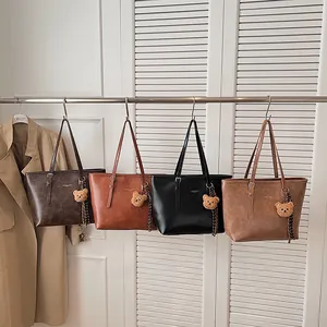Borse tote vintage da donna in quattro colori con ciondoli a orsetto e nappine