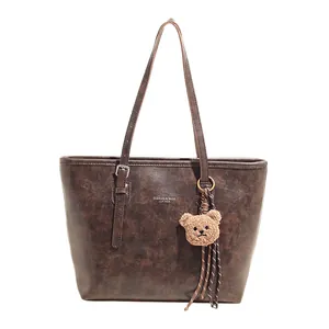 Grande borsa tote retrò marrone scuro con ciondolo a orsetto e tracolla regolabile chic