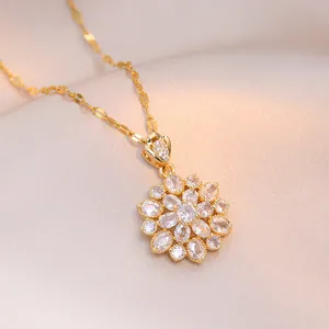 Collana in titanio dorato con pendente a fiore solare a strati e zirconi trasparenti