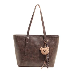 Vintage μεγάλη δερμάτινη τσάντα tote σε καφέ χρώμα με χαριτωμένο αρκουδάκι κρεμαστό