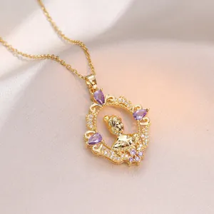 Collier portrait vintage français avec zircons violets sur fond luxueux en soie beige