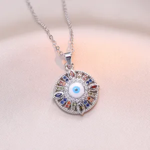 Collier avec pendentif œil protecteur en zircons colorés et acier titane sur soie