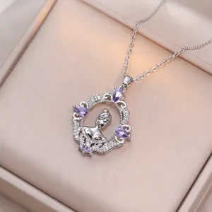 Collier portrait vintage argenté avec zircon violet et motif filigrane ajouré