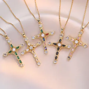 Collares de cruz bañados en oro con piedras de circón coloridas sobre fondo de seda