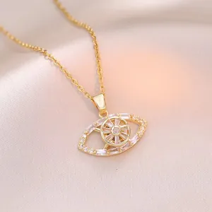 Collier avec pendentif œil rotatif et zircons blancs sur chaîne dorée et soie rose