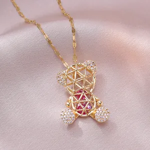 Collier en titane avec pendentif ours, cristal rose et zircons sur satin soyeux