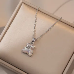 Charmante beer hanger ketting met strikje en iriserende steen in een geschenkdoos