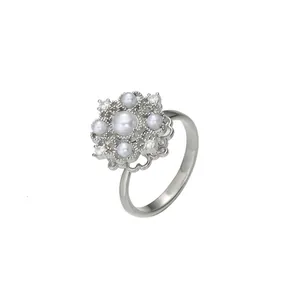 Collier avec fleur rotative en zircone argentée avec perles et finition polie