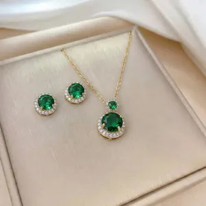 Elegantes Schmuckset mit smaragdgrünem Zirkonia Anhänger und Ohrsteckern in Goldoptik