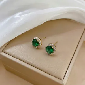 Elegante Goldohrringe mit rundem Smaragd-Zirkon und Halo aus kleinen weißen Kristallen
