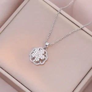 Élégant collier avec pendentif fleur en zircone rotative et cristaux en acier inoxydable