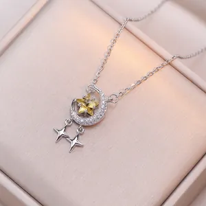 Collier pendentif lune et étoile en zircon avec pierre jaune et finition argentée