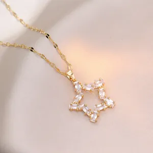 Elegante goldene Stern-Halskette mit rechteckigen Zirkonia auf rosa Seidenhintergrund