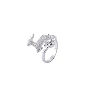 Ring aus Titanstahl mit rotierendem Rentier und Zirkonia im Schneeflocken-Design