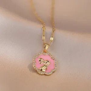 Collier lapin mignon avec émail rose et cristaux étincelants sur fond en satin fin