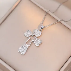 Collana con ciondolo a croce in argento e zirconi a forma di cuore su scatola di seta
