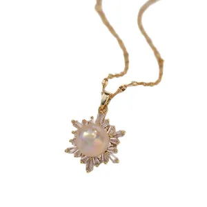 Elegante 18K vergoldete Schneeflocke Halskette mit schimmernder Perle und Zirkonia