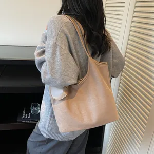 Borsa tote retrò in pelle scamosciata kaki da donna con design capiente e minimalista