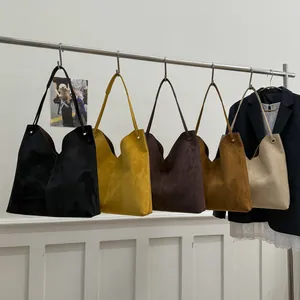 Grands sacs cabas en cuir souple en cinq couleurs suspendus sur un portant chic