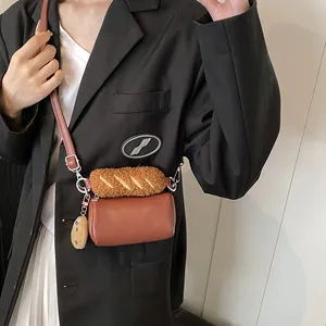 Sac bandoulière créatif en forme de baguette avec peluche et pendentif biscuit