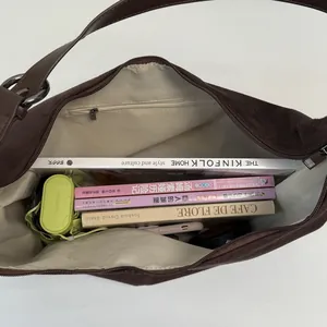 Grand sac fourre-tout en daim marron avec intérieur spacieux et poche à fermeture