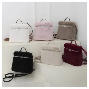 Collectie pluche mini-rugzakken in zes kleuren op een witte trapsgewijze display