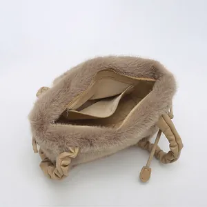 Borsa a mano in peluche con manico in pelle pieghettato e tasca interna con zip