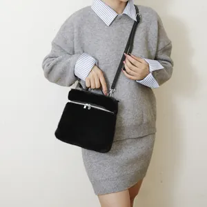 Minimalistische zwarte pluche emmertas met ritssluiting en schouderband voor dames
