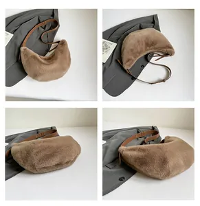 Détail du sac croissant en peluche avec texture douce et bandoulière en cuir réglable