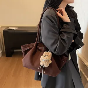 Sac cabas en daim marron avec boucle métallique et ours en peluche pour un style chic
