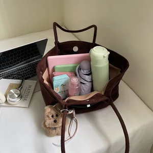 Sac cabas en velours marron avec ours en peluche montrant l'intérieur et l'espace